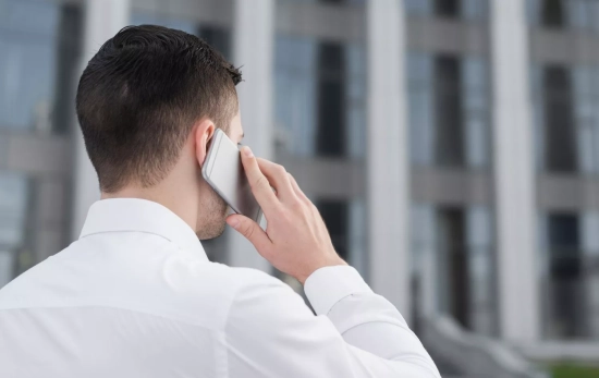 Una persona habla por teléfono / FREEPIK
