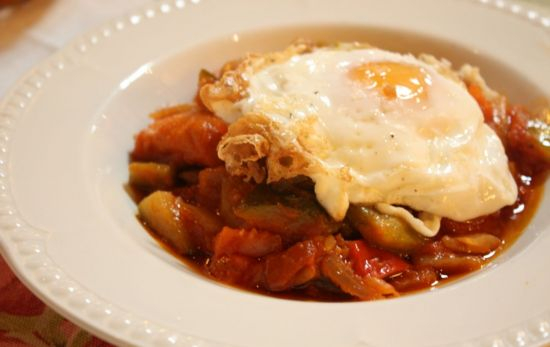 Un plato de pisto con huevo / FLICKR