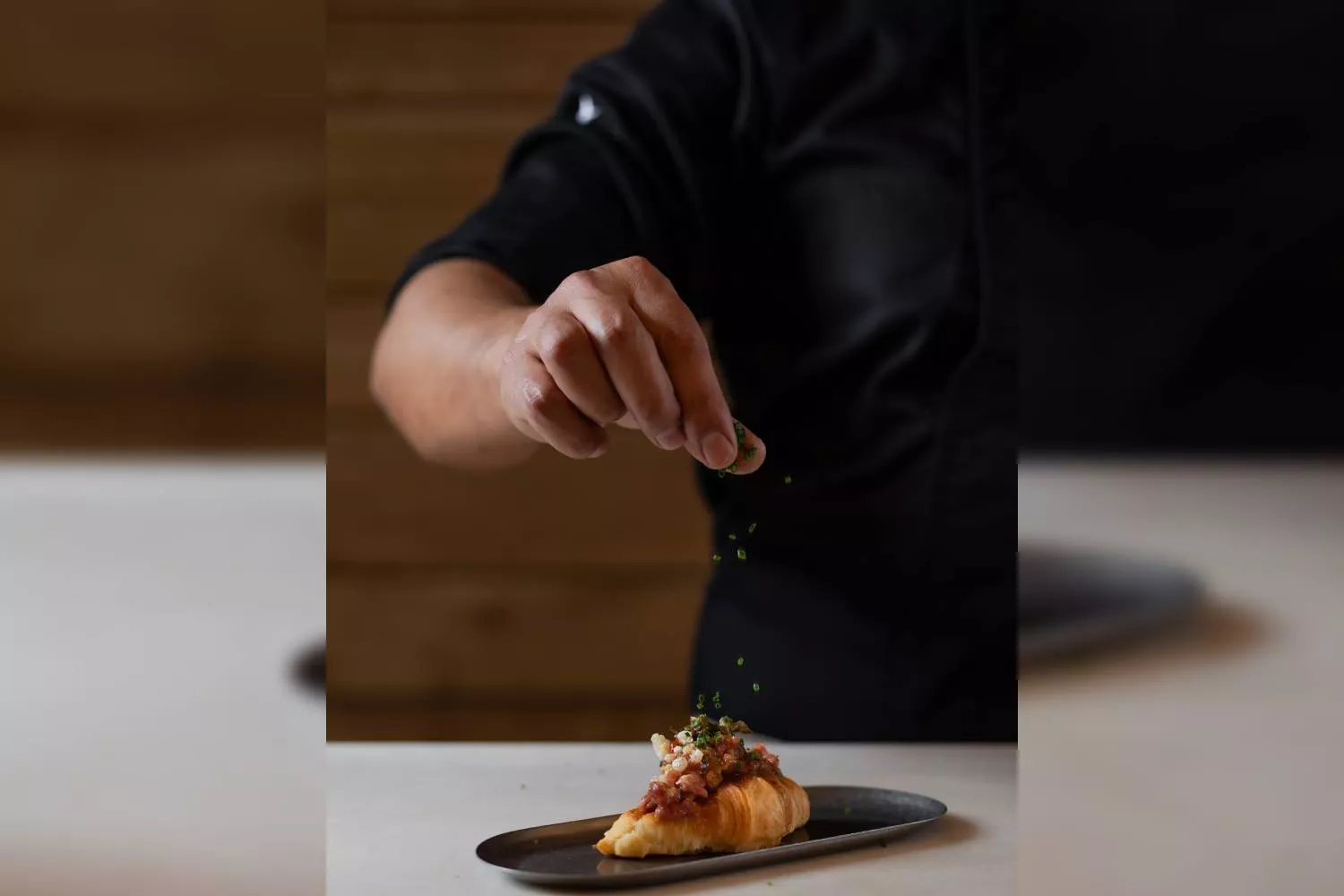 El chef acaba una de las tapas de Tierra Brava, mini croissant de steak tartar   CEDIDA