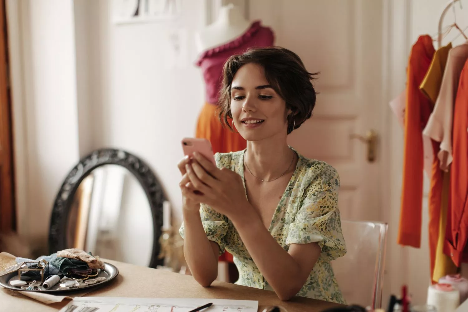 Una persona hace una compra online / MAGNIFIK
