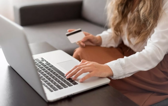 Una persona hace una compra online / FREEPIK Una persona hace una compra online / FREEPIK