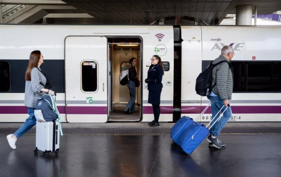 Pasajeros se suben a un tren AVE destino Málaga / EUROPA PRESS - GABRIEL LUENGAS