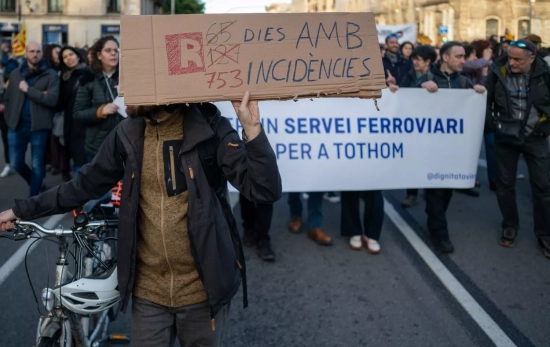 Decenas de personas durante una manifestación de usuarios de Rodalies