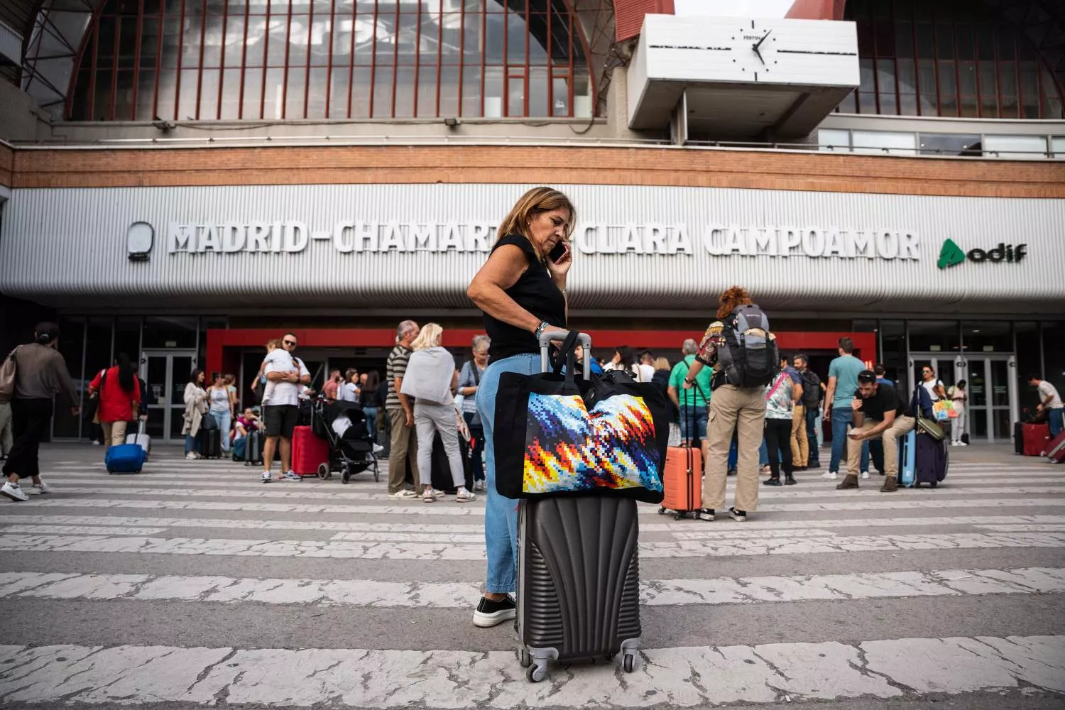 Varias personas a las puertas de la estación de tren de Chamartín / EUROPA PRESS - MATIAS CHIOFALO