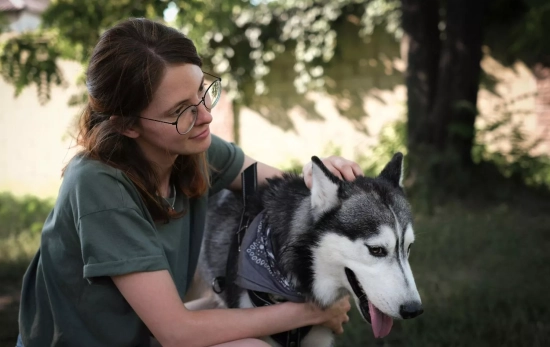 Una persona con su perro / PEXELS