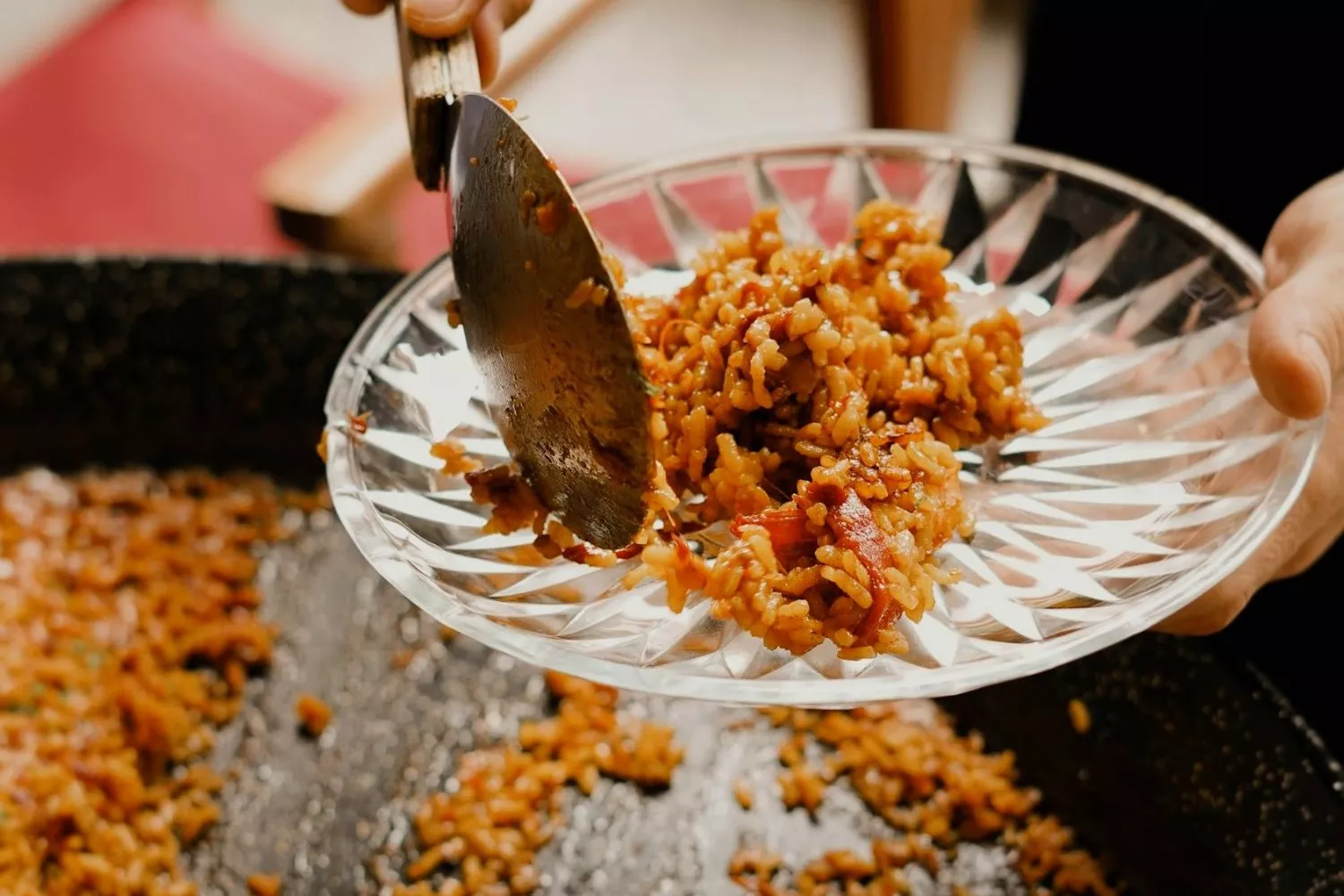 Una persona sirve un plato de arroz / PEXELS