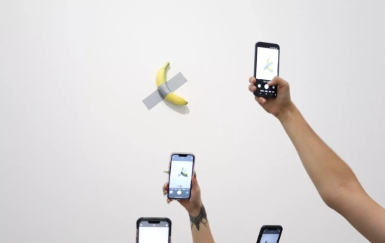 La banana de la obra 'Comedian', del artista italiano Maurizio Cattelan / Chloe Lecarpentier - EFE La banana de la obra 'Comedian', del artista italiano Maurizio Cattelan / Chloe Lecarpentier - EFE