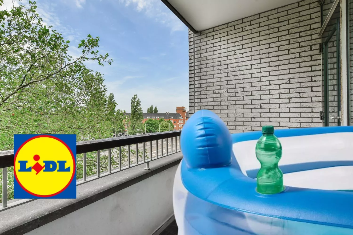 Una piscina hinchable que cabe en una terraza / Fotomontaje Consumidor Global