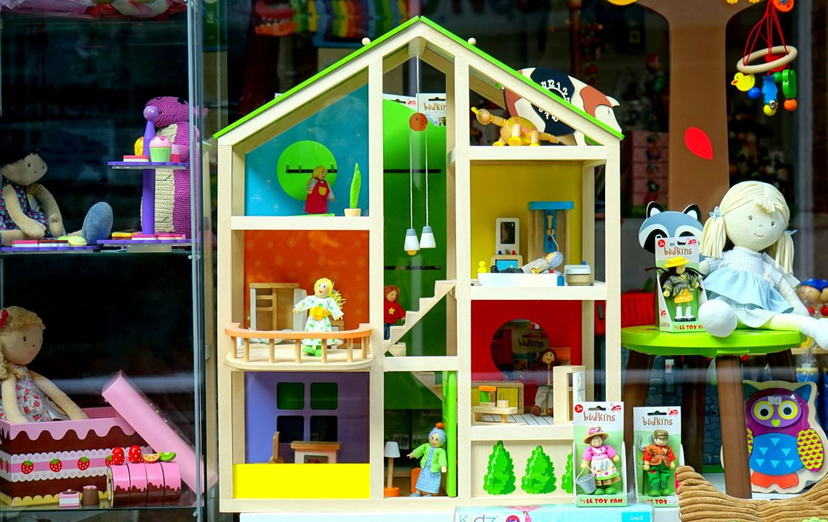 Una casita de muñecas y otros juguetes / PEXELS