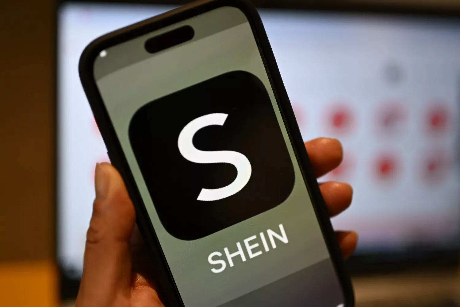 Un teléfono con la app de Shein   Monika Skolimowska   dpa
