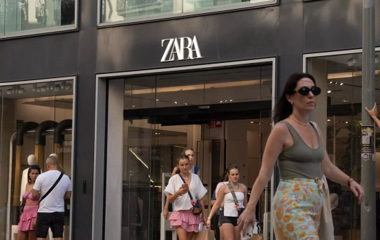 Varias personas pasan delante de una tienda Zara / EUROPA PRESS - DAVID ZORRAKINO