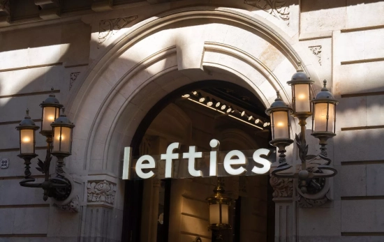 Cartel de una tienda de Lefties en Barcelona /  EUROPA PRESS - DAVID ZORRAKINO