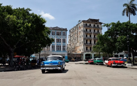 Fotografía que muestra vehículos clásicos en Cuba   Ernesto Mastrascusa   EFE