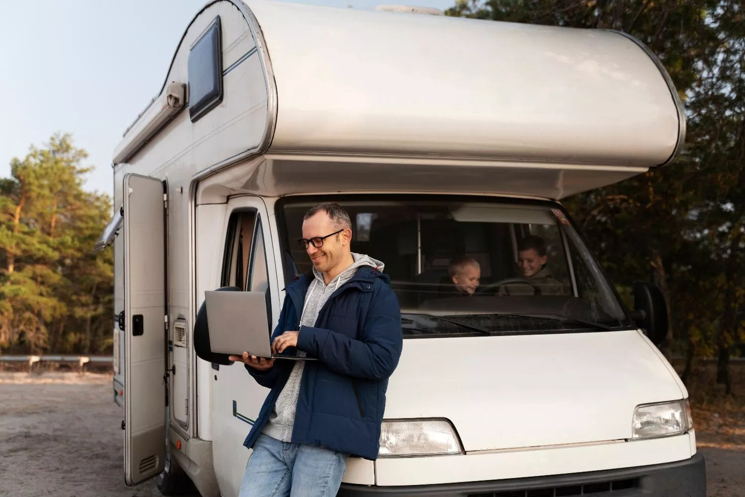 Una familia en una autocaravana / MAGNIFIC