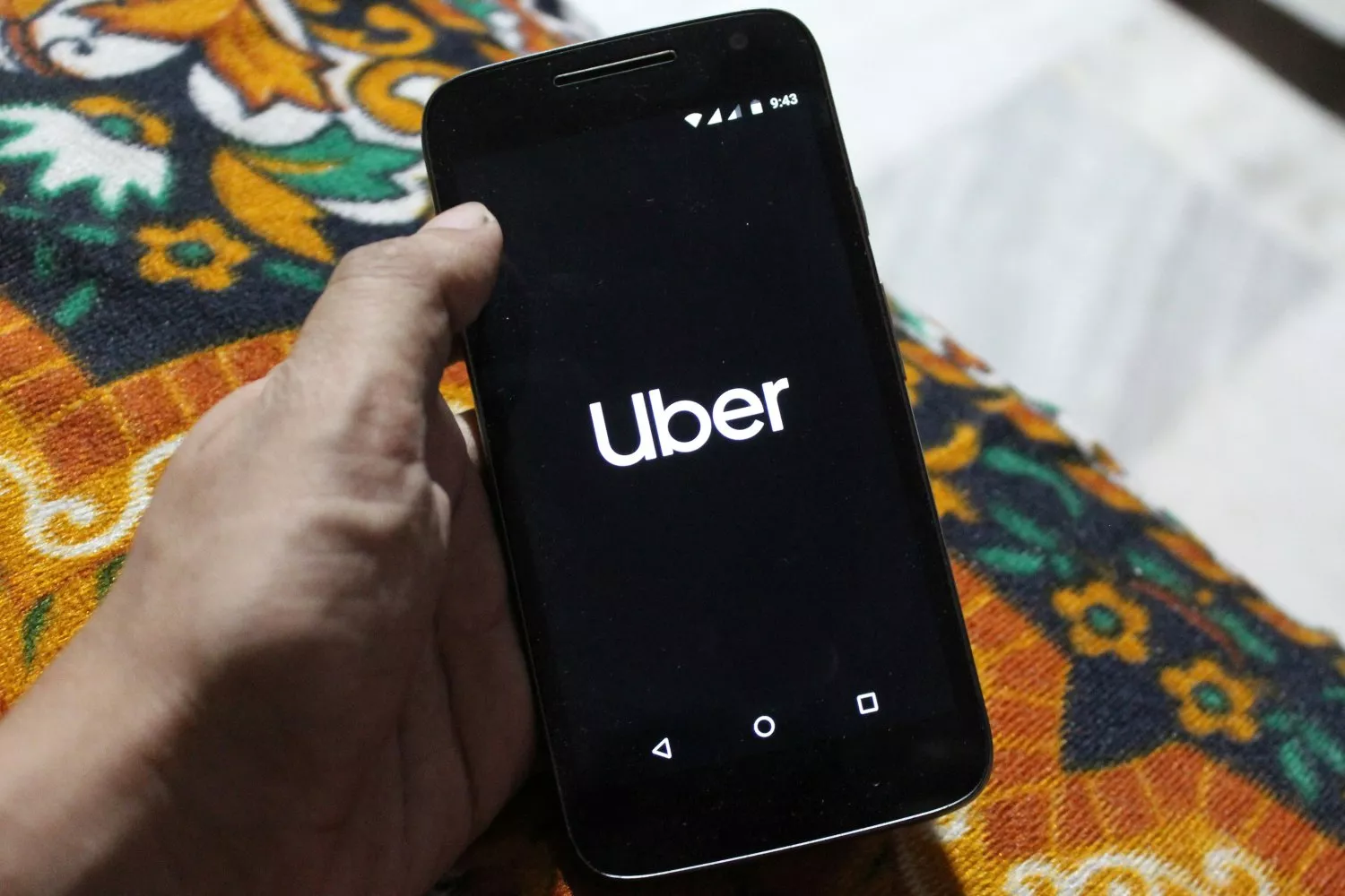 Un teléfono con el logo de Uber / UNSPLASH