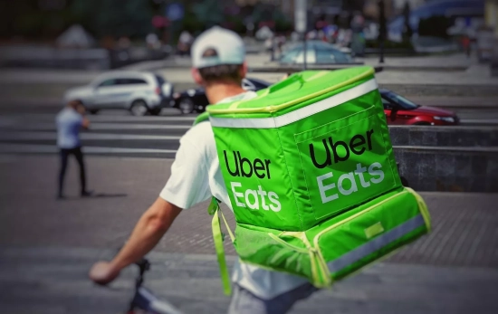 Un trabajador de Uber Eats / UNSPLASH Un trabajador de Uber Eats / UNSPLASH