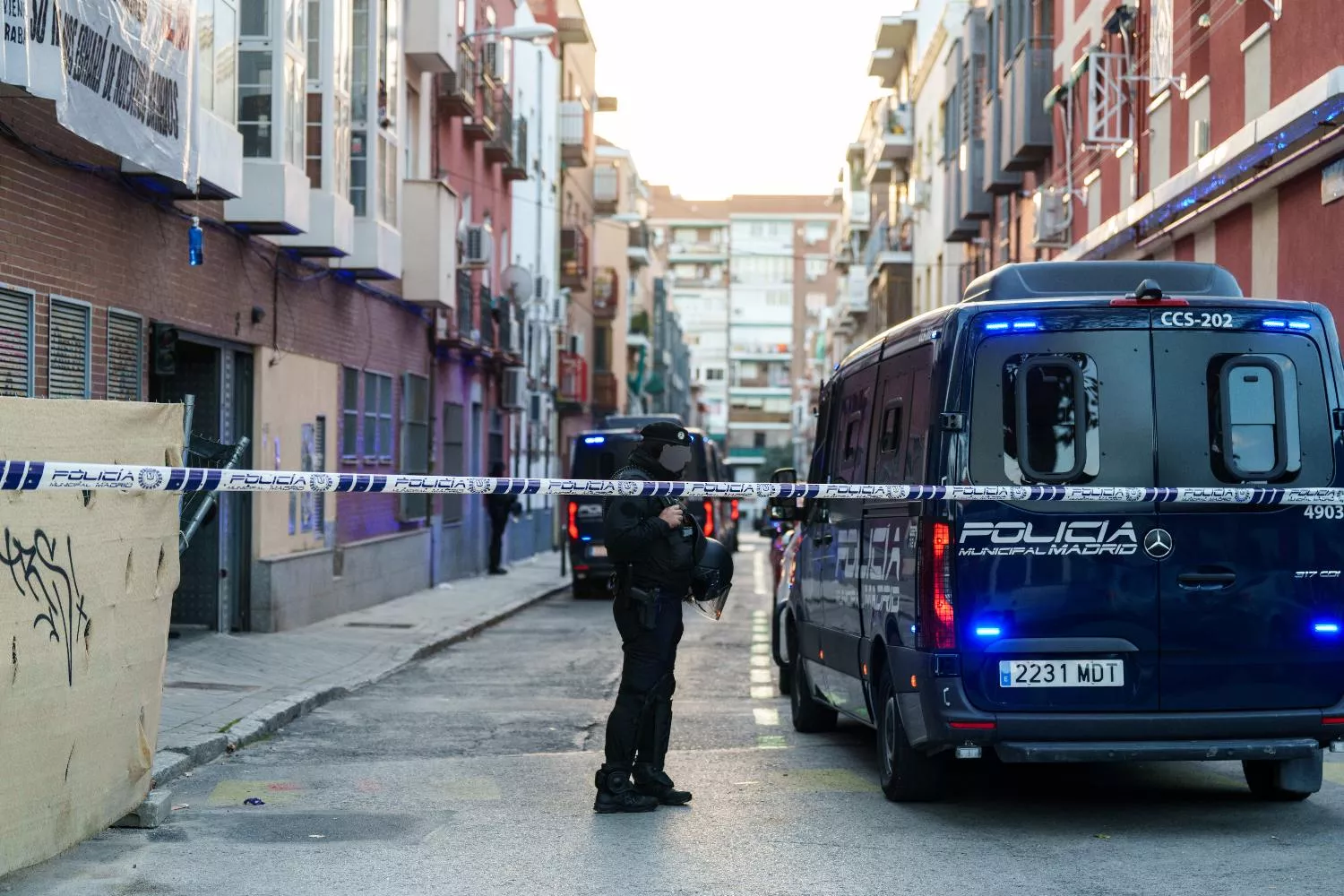 Efectivos de la policía durante la ejecución de un desahucio en Carabanchel / EUROPA PRESS - MATIAS CHIOFALO