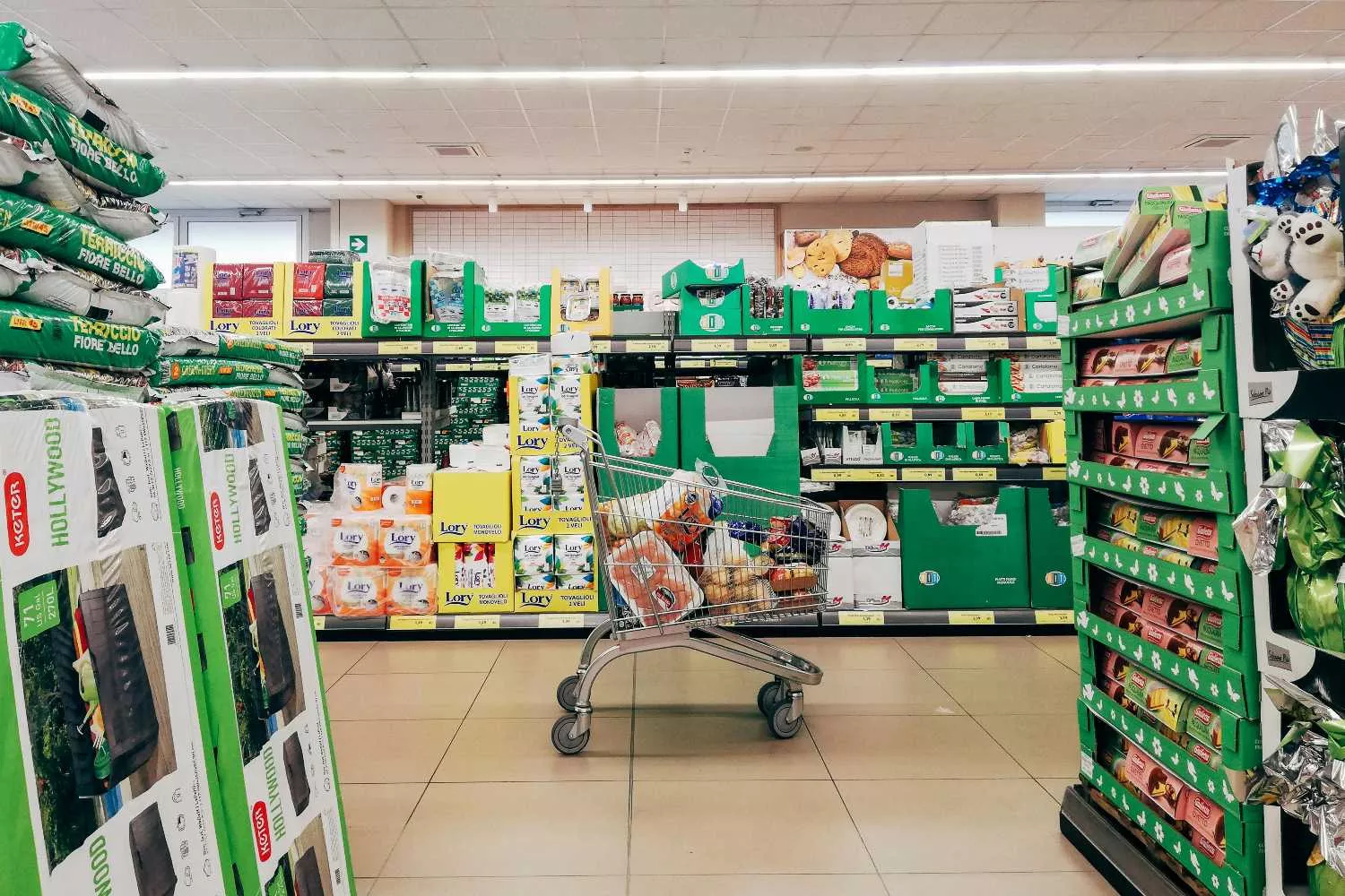 Un carrito en un supermercado / PEXELS