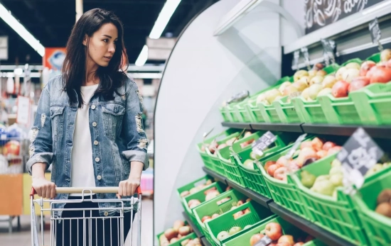 Una persona en el supermercado / UNSPLASH