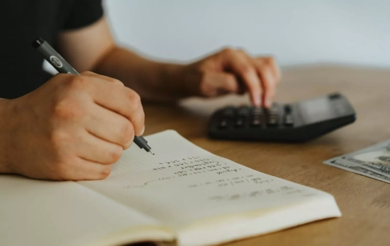 Una persona hace cálculos / PEXELS