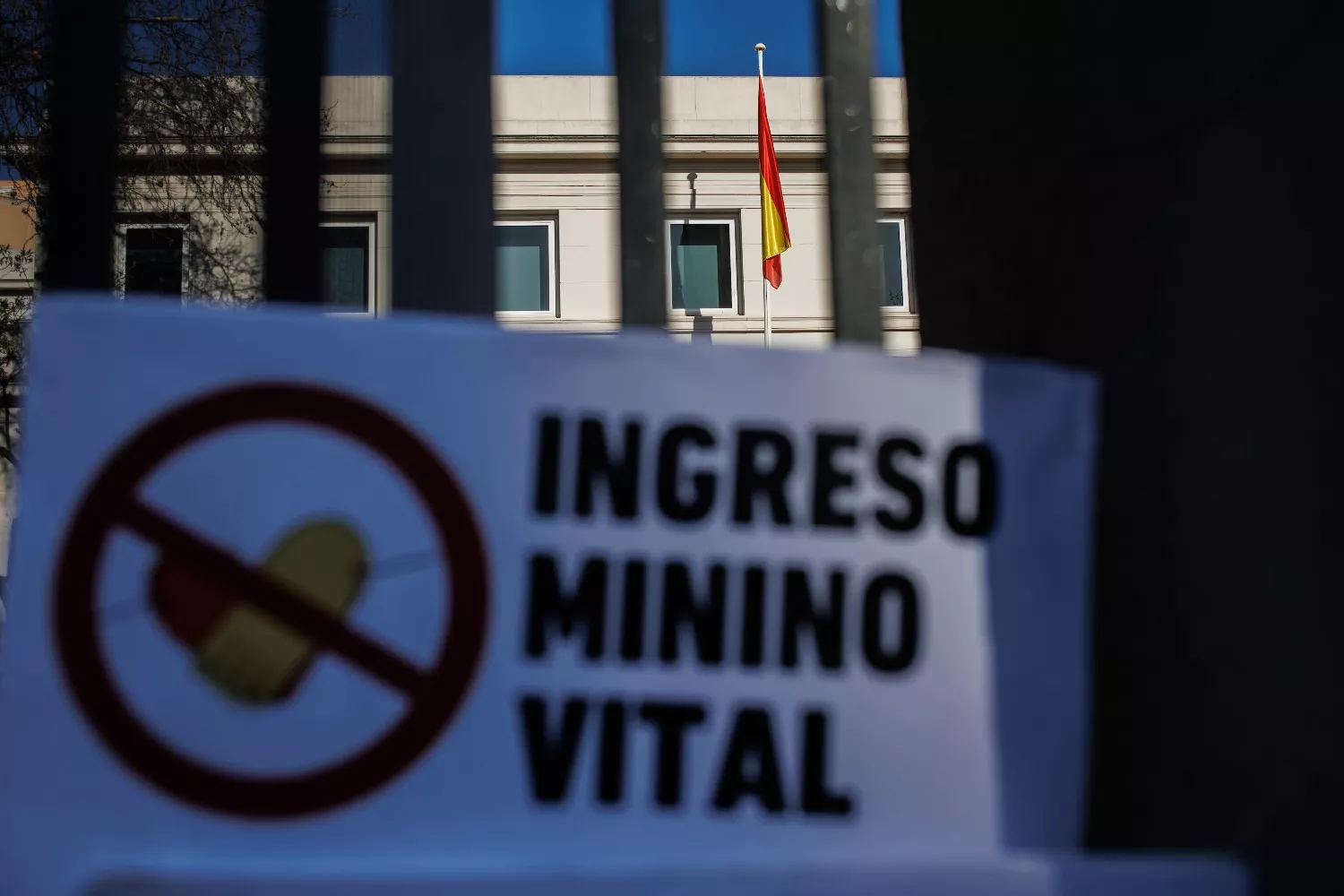 Un cartel en el que se lee 'Ingreso Mínimo Vital' junto al Ministerio de Inclusión y Seguridad Social / EUROPA PRESS - ALEJANDRO MARTINEZ VELEZ