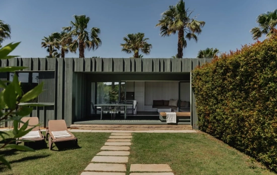 Terraza privada de un bungalow de Ballene Alegre / CEDIDA