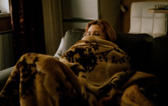 Una persona se cubre con una manta en casa / UNSPLASH Una persona se cubre con una manta en casa / UNSPLASH