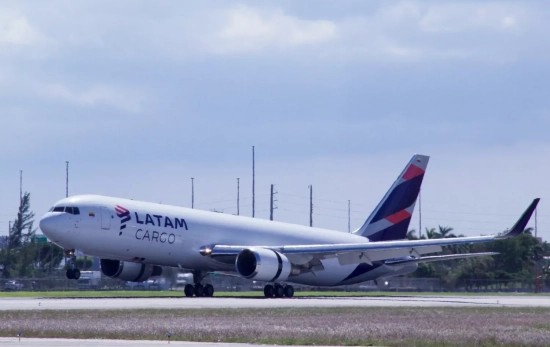 Un avión de la aerolínea Latam   EP