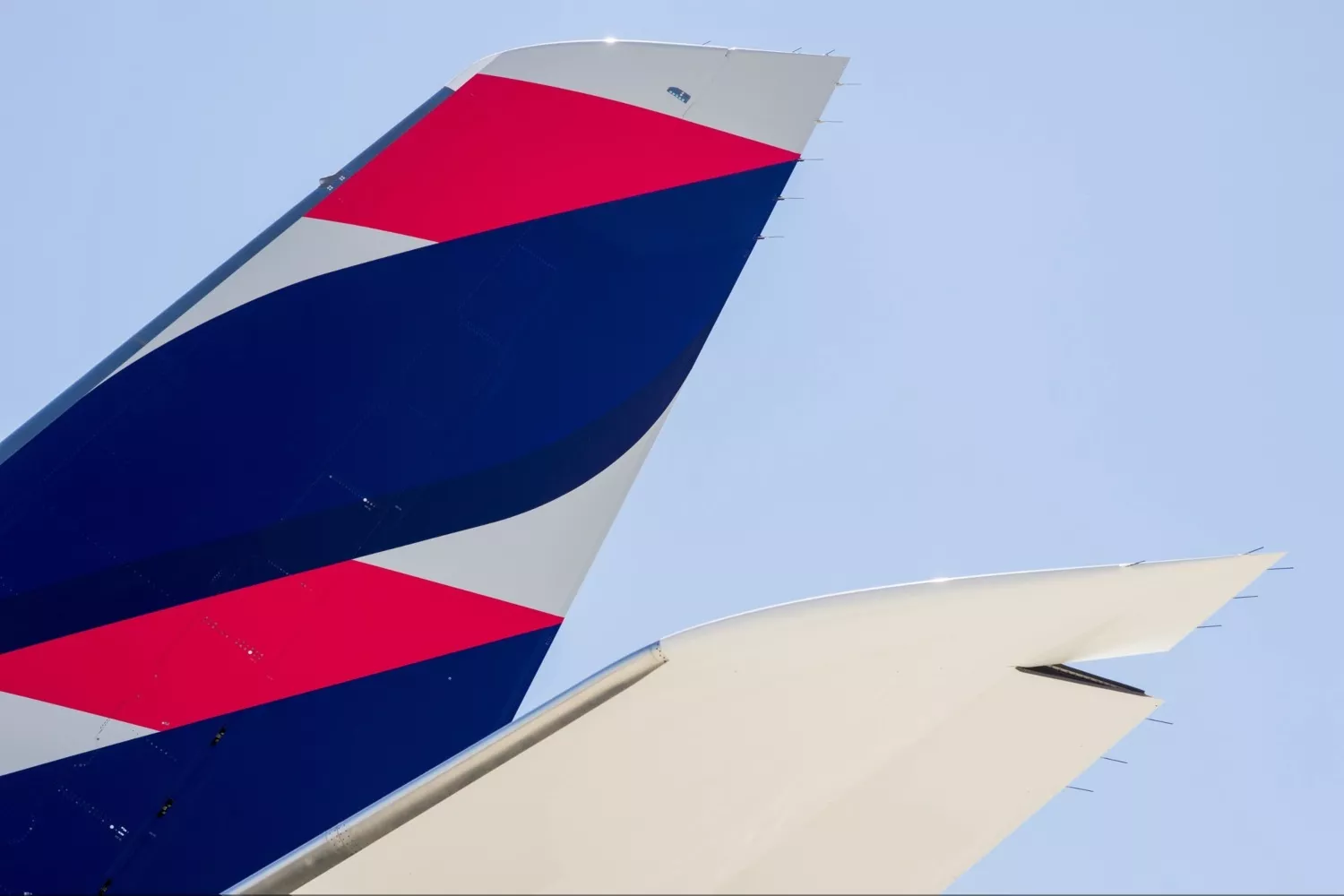 La cola de un avión de Latam   LATAM AIRLINES   EP