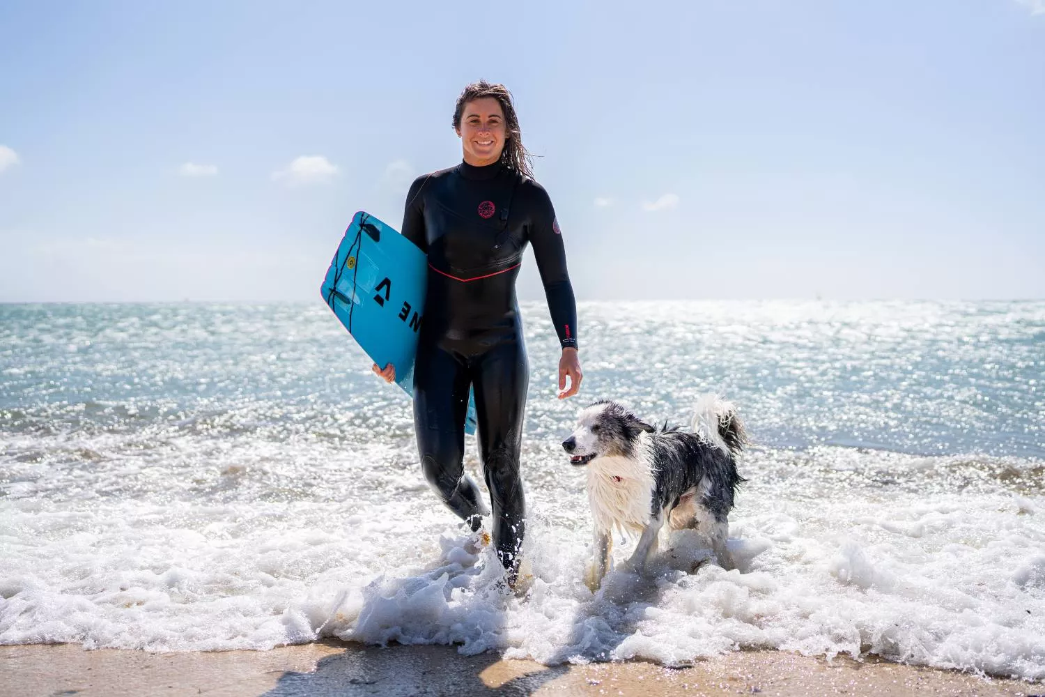 Gisela Pulido, diez veces campeona mundial de kitesurf, junto a su perro Fly mientras entrena / CEDIDA