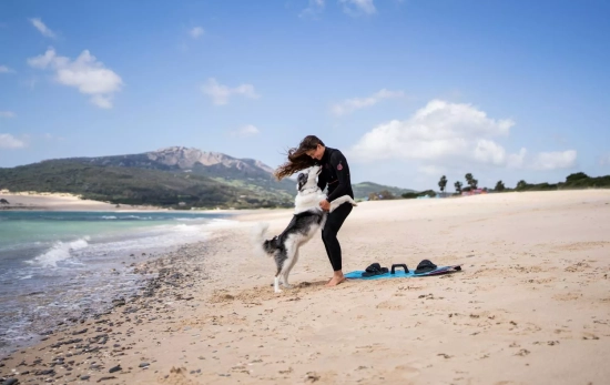 Gisela Pulido, diez veces campeona mundial de kitesurf, junto a su perro Fly / CEDIDA