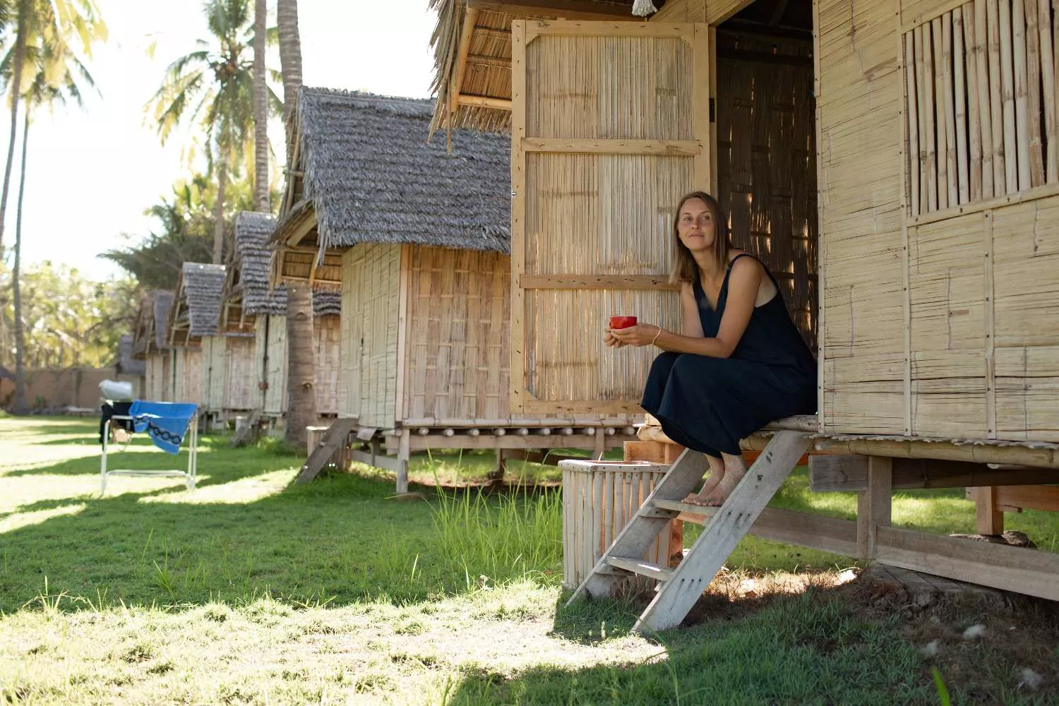 Una mujer en un bungalow / MAGNIFIC