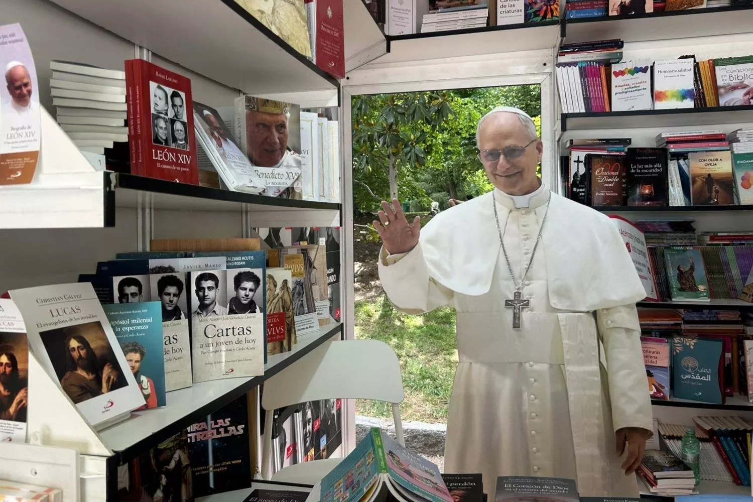 La visita del Papa León XIV, que coincidide con la 84º edición de la Feria del Libro de Madrid, dispara la venta de libros religiosos / EP
