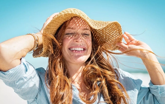 Una chica feliz de vacaciones/ CANVA Una chica feliz de vacaciones/ CANVA