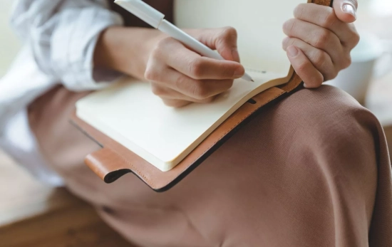 Revisa tus metas claras escribiendo en un papel qué crees que necesitas cambiar este verano/ CANVA Revisa tus metas claras escribiendo en un papel qué crees que necesitas cambiar este verano/ CANVA