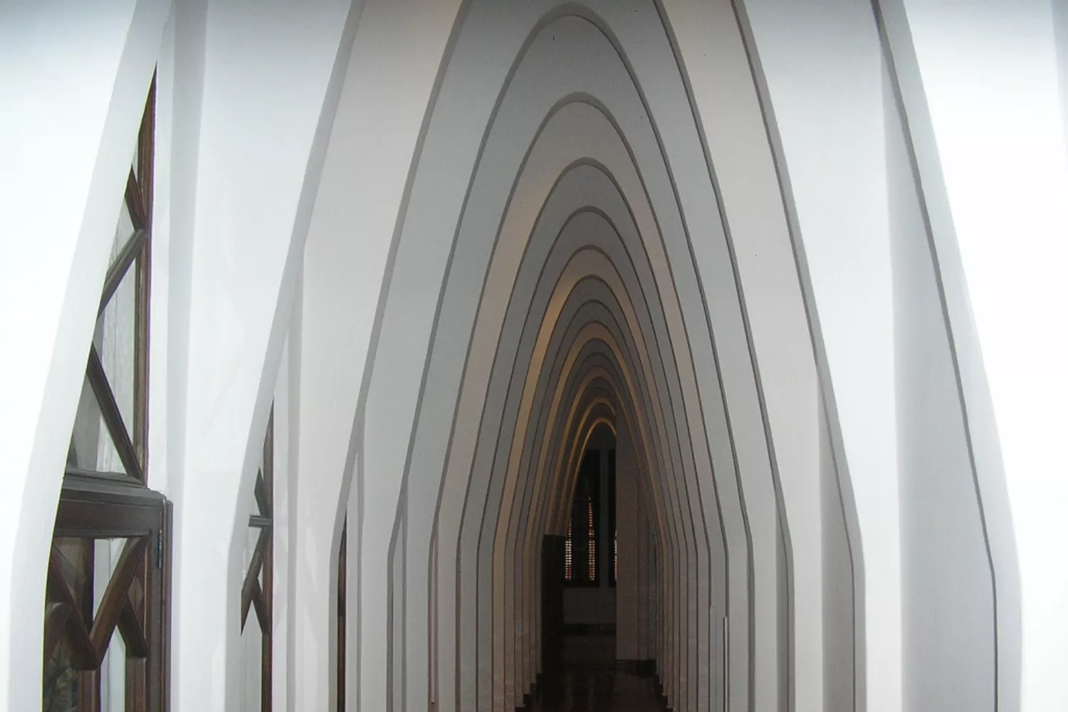 Los arcos de uno de los edificios más desconocidos de Antoni Gaudí