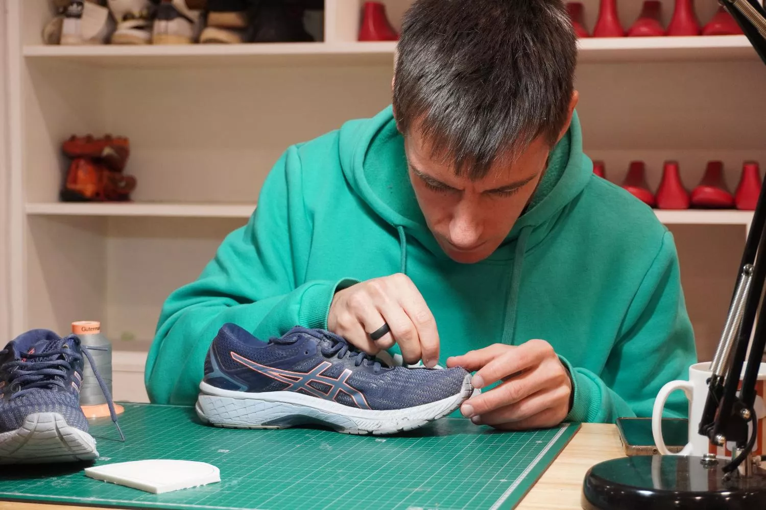 Reparación de una zapatilla  / CEDIDA