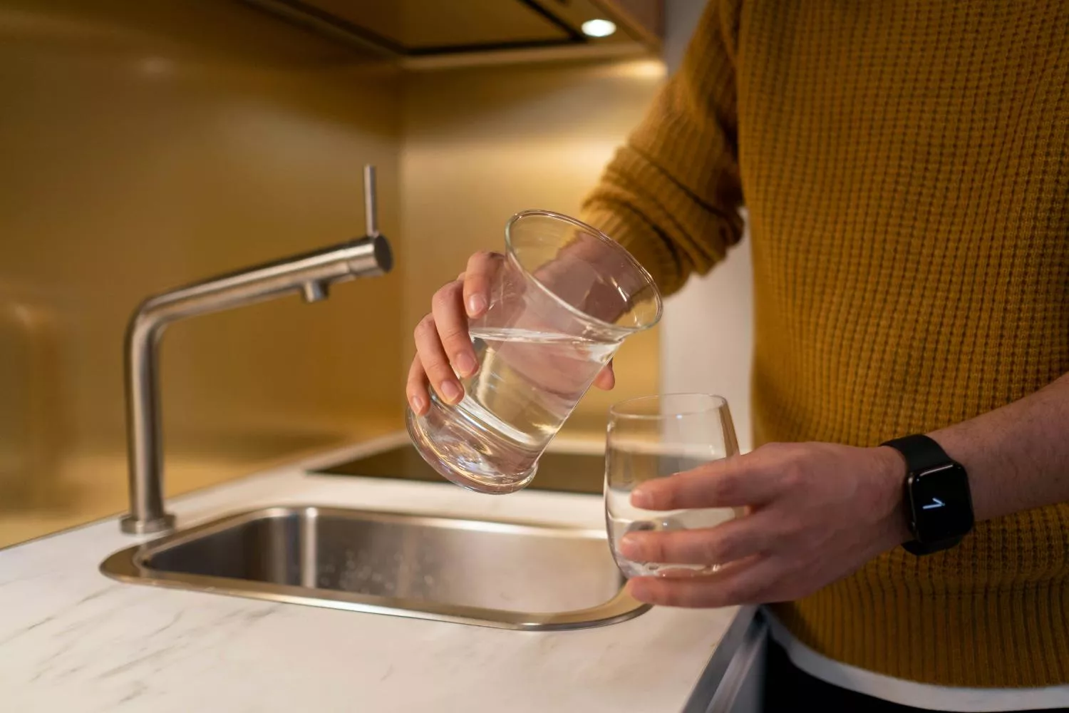 Una persona sirve agua / PEXELS