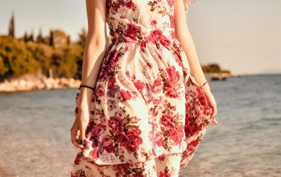 Una chica llevando un vestido, prenda que puede provocar rozaduras/ CANVA Una chica llevando un vestido, prenda que puede provocar rozaduras/ CANVA