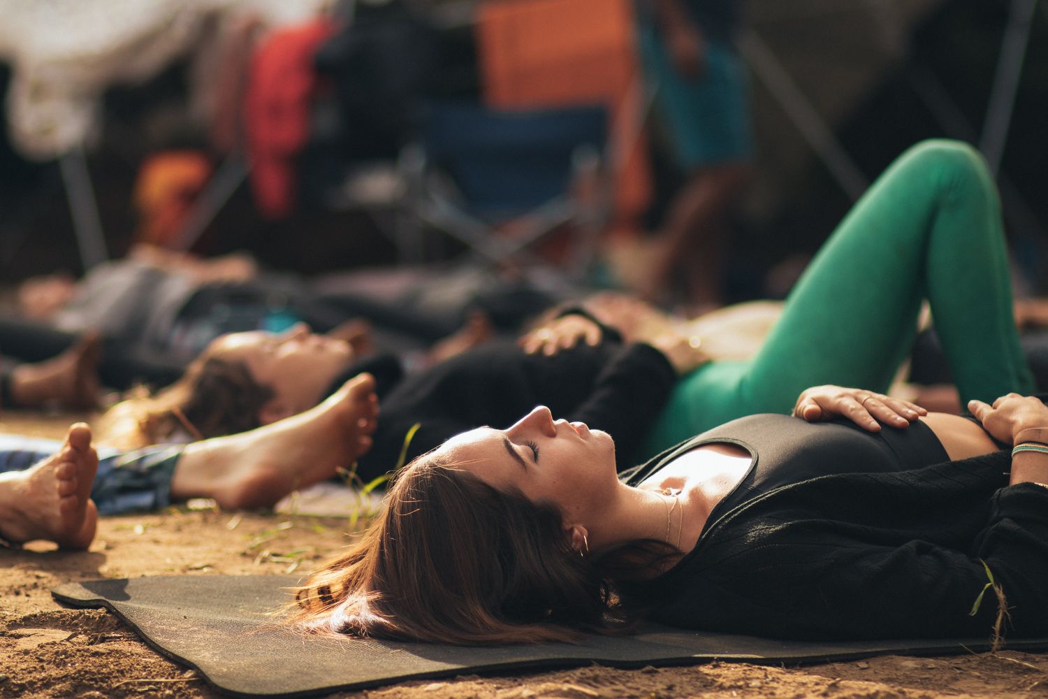 Una joven realiza ejercicios en un retiro / UNSPLASH Una joven realiza ejercicios en un retiro / UNSPLASH