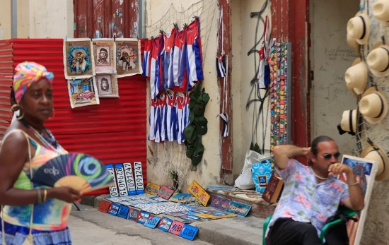 Vendedores esperan en una calle en La Habana (Cuba)   Ernesto Mastrascusa   EFE