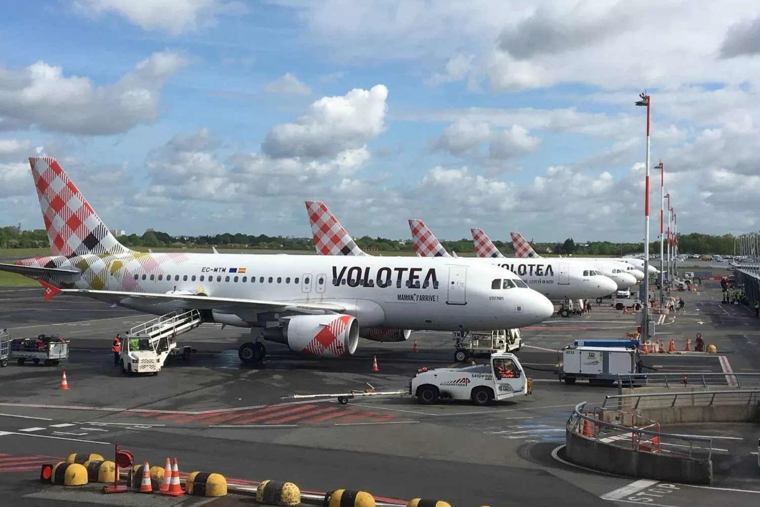 Varios aviones de Volotea en un aeropuerto   EP