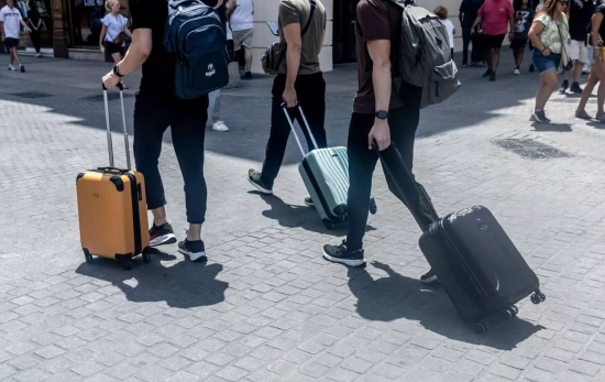 Turistas con maletas / EUROPA PRESS