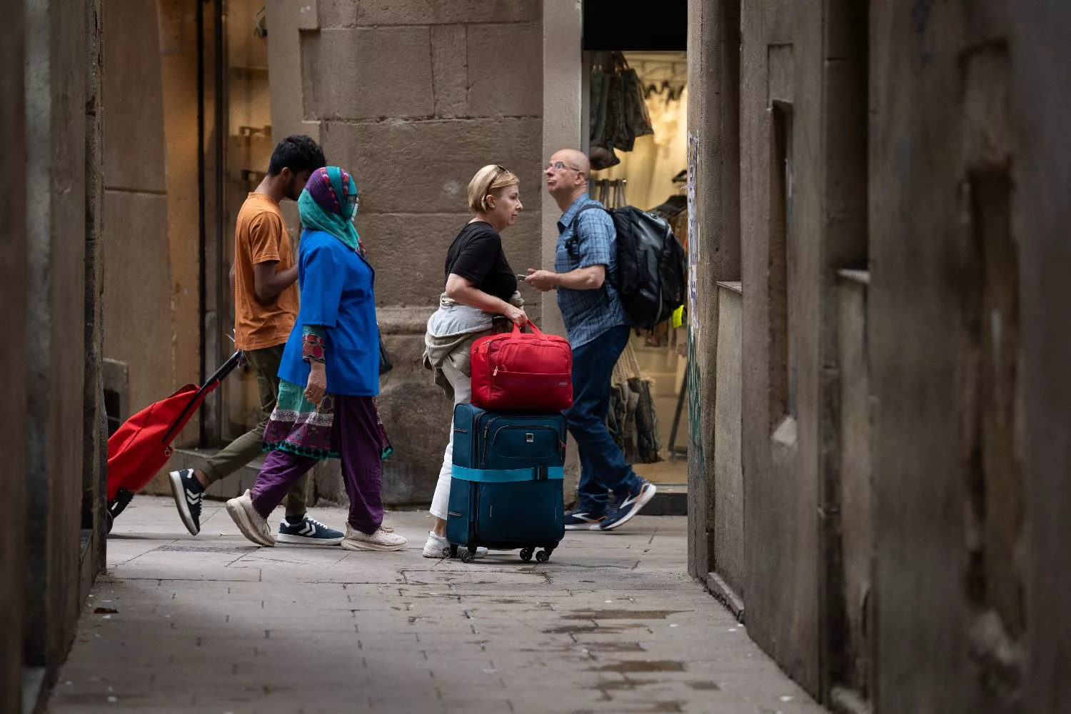 Varios turistas con maletas en el centro de Barcelona   EUROPA PRESS   DAVID ZORRAKINO