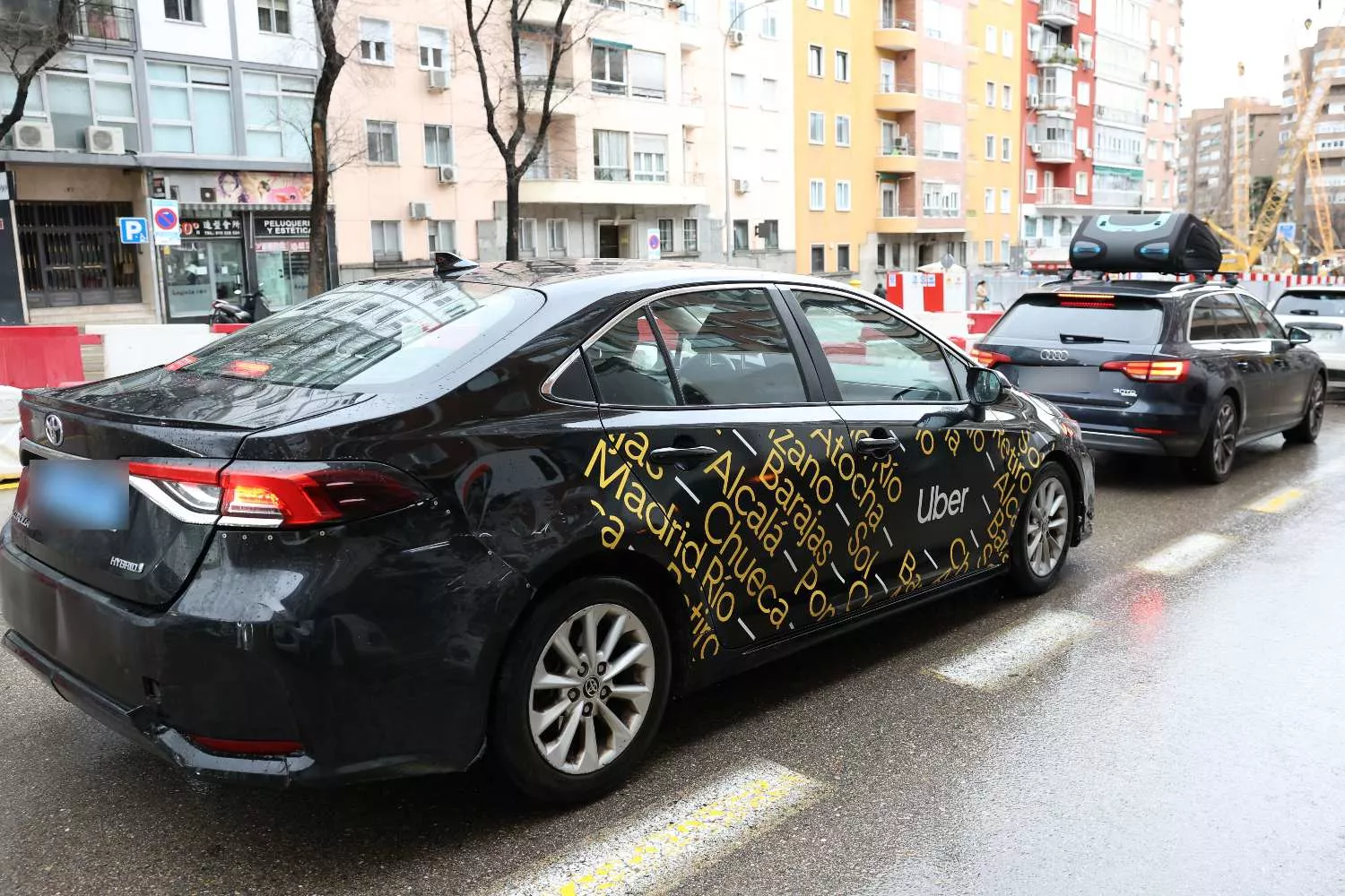 Un Uber circula por una calle (1)