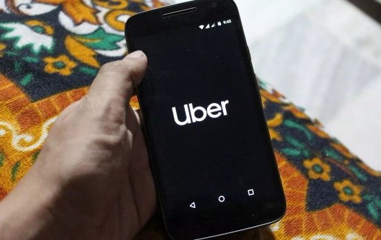 Un móvil con la app de Uber / UNSPLASH