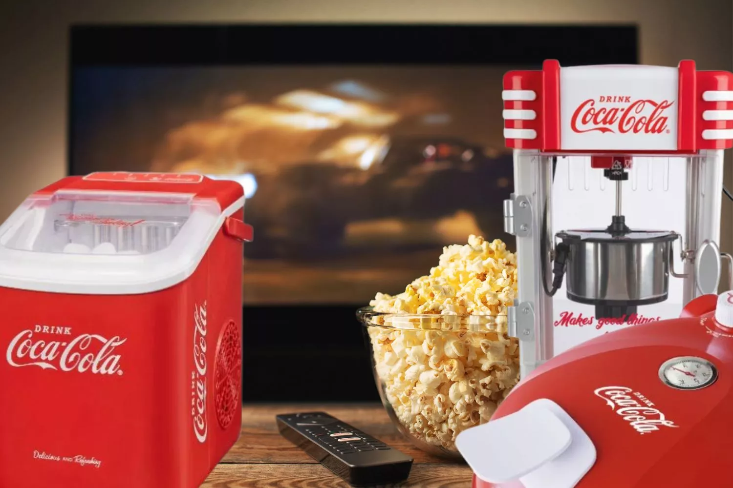 Tres aparados de la marca Coca-Cola, a la venta en Lidl, perfectos para montarte la fiesta del cine en casa / Fotomontaje Consumidor Global