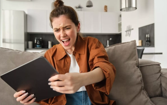 Una persona utiliza su tablet / MAGNIFIC - benzoix Una persona utiliza su tablet / MAGNIFIC - benzoix
