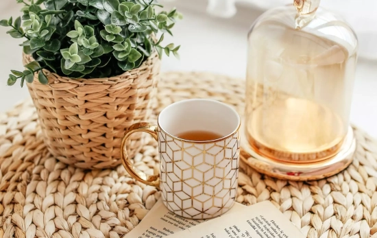 Una mesa con un tapete de mimbre/ CANVA Una mesa con un tapete de mimbre/ CANVA