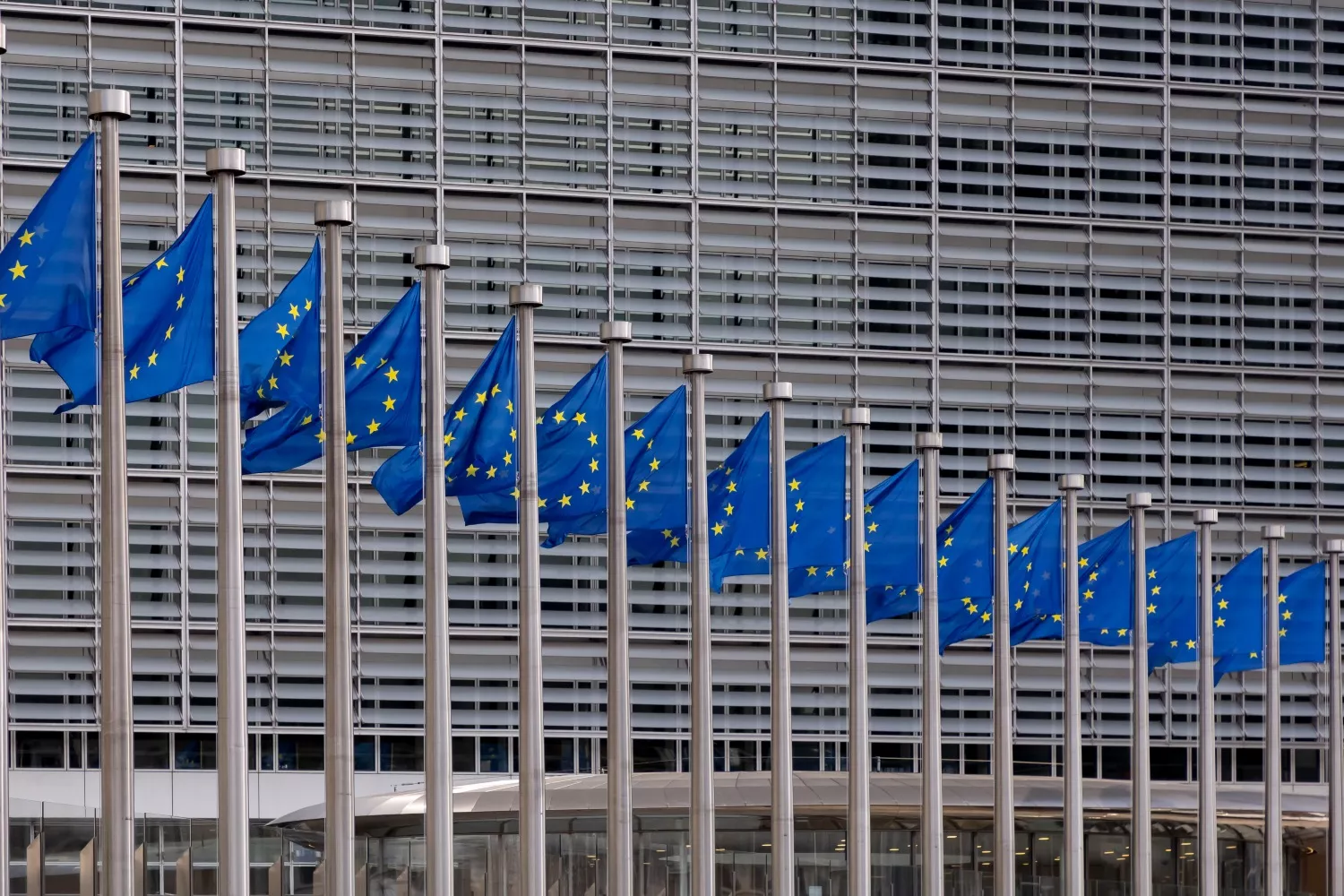 Banderas de la Unión Europea (UE) frente a la sede de la Comisión Europea / Vincent Isore - EP